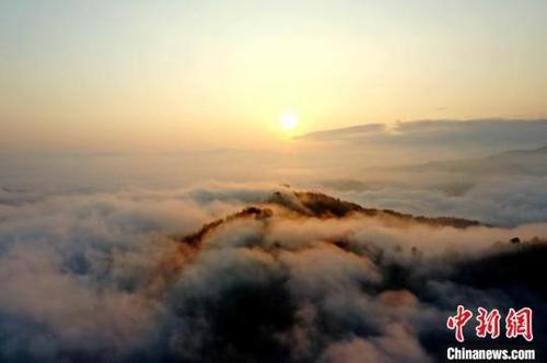 中国侨网图为12日在从江县丙妹镇大塘苗寨拍摄的日出美景（无人机照片）。吴德军摄