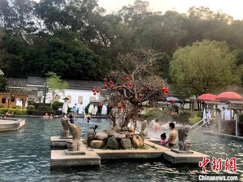 中国侨网位于福建省福州市鼓楼区龙腰之地的源脉温泉园内,游客们纵情“泡汤”。 叶秋云 摄