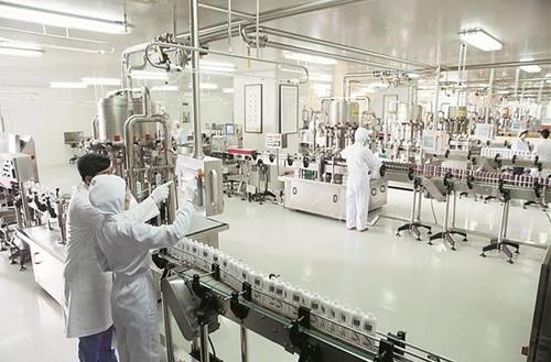 中国侨网拉芳家化的生产车间内,有多条自动化生产线正马力全开“赶工”