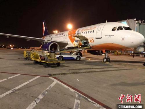 中国侨网澳门航空航班抵达青岛流亭机场。(资料图)澳门航空提供