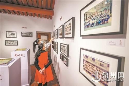 中国侨网位于泉州府文庙旁的正音书院成为首个复建投用的书院。图为游客日前在正音书院参观“光阴与我—鲤城百年名校校史展”。(陈起拓 摄)