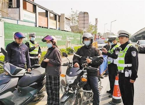 中国侨网交警上路开展执法行动。