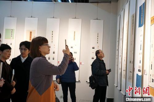 中国侨网3月8日,“福建省首届妇女书法篆刻刻字邀请展”在福建省画院举行。 叶秋云 摄