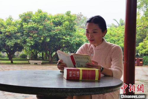 中国侨网泉州歌诀市级非遗代表性传承人杨柳青在学习泉州方言与文化。　吴冠标　摄