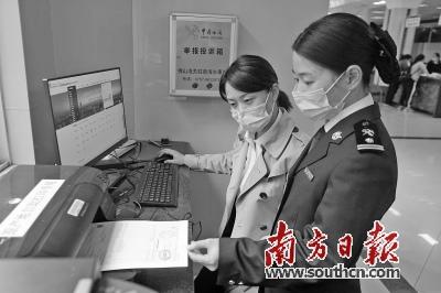 中国侨网佛山海关关员为报关企业答疑解惑。