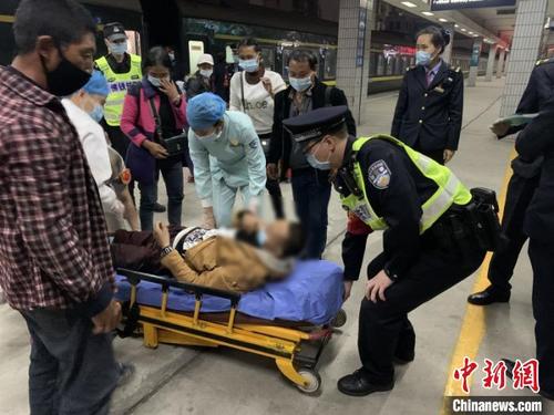 中国侨网旅客车上突发癫痫 佛山铁警紧急救援 温桐 摄