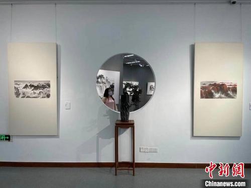 中国侨网“野旷天遥”许钦松艺术空间落户天河公园山水画展现场一角。　王坚　摄