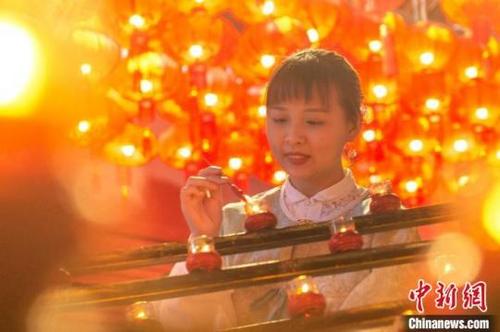 中国侨网市民纷纷到文峰宫“点烛山、烛船”,迎祥纳福。蔡昊摄