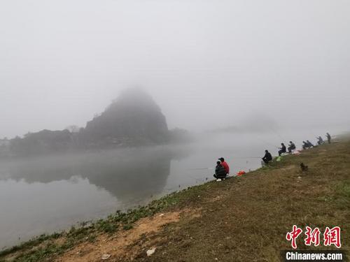 中国侨网3月17日,民众在漓江边垂钓,享受“偷得浮生半日闲”的惬意时光。 欧惠兰 摄