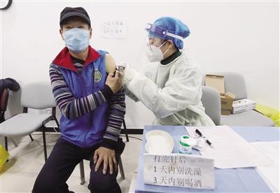中国侨网昨日，东城区干面胡同41号的建国门街道体育中心疫苗接种点，68岁的赵德贵完成了第一针疫苗的接种。新京报记者 王贵彬 摄