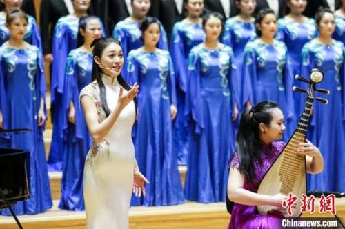 中国侨网中央民族乐团《华韵新声——唱支心歌给党听》演出现场。中国对外文化集团供图