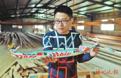 中国侨网　　方剑伟展示将寄往美国的龙舟模型，它按福州龙舟造型制作。
