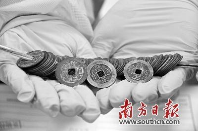 中国侨网 海关关员查获一批“雍正通宝”。 广州海关供图