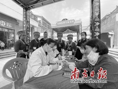 中国侨网医药专家现场为群众看病治病。李巧 摄