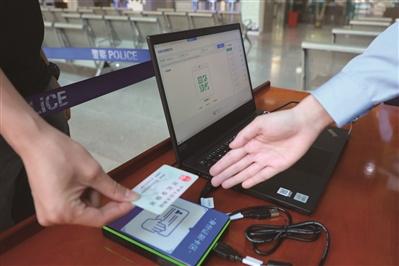 中国侨网刷身份证悬空识别不仅“零接触”更安心，也大大提升了通行速度。