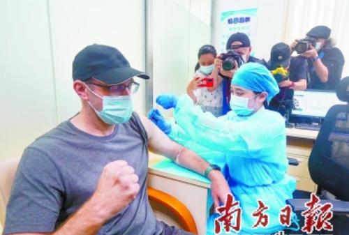 中国侨网香港大学深圳医院为相关人士接种新冠疫苗。 南方日报记者 朱洪波 摄 