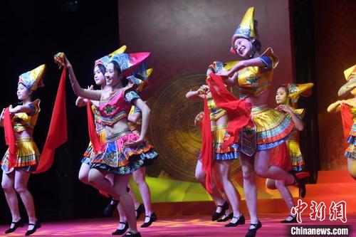 中国侨网图为学生在跳壮族绣球舞。　蒋雪林　摄