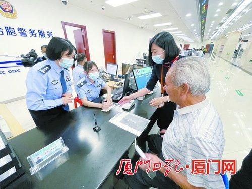中国侨网集美公安分局民警在现场耐心地为台胞办理证件。（本报记者 薛尧 摄）