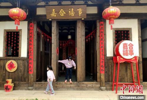 中国侨网图为游客在福州梁厝历史文化街区游览。 吕明 摄