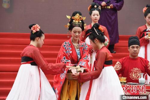 中国侨网两岸婚姻佳偶体验传统婚俗。　王东明　摄