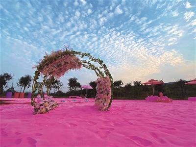 中国侨网佛山盈香生态园水上乐园五一开放，全新打造的粉红沙滩成为吸引游客的亮点之一。
