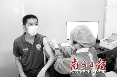 中国侨网 委内瑞拉籍侨胞吴剑华接种新冠疫苗。黄烨倩 摄