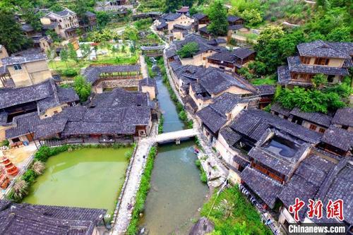 中国侨网空中鸟瞰龙潭村。 王东明 摄