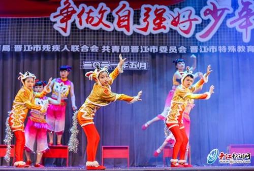 中国侨网昨日(16日)是第三十一次“全国助残日”,“童心向党迎华诞 争做自强好少年”晋江市助残日主题活动在晋江市特殊教育学校举行。记者 董严军 摄