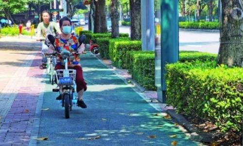 中国侨网自行车及电动自行车专用道不仅体现一座城市精细化管理水平,更是一项民生工程。(尹辅华 摄)