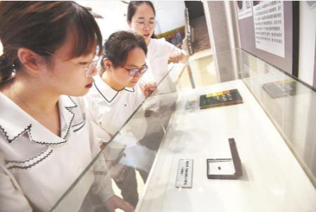 中国侨网这枚长满铜锈的子弹头,曾在叶飞将军身体里遗留了66年,这是他19岁时遭国民党特务偷袭留下的见证。