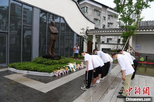 中国侨网福州乡亲在吴孟超雕塑前三鞠躬缅怀。　王东明　摄