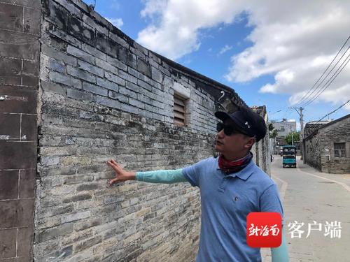 中国侨网著名青年小说家郑朋参观三亚崖州区保平村传统古民居。记者 刘子榕 摄