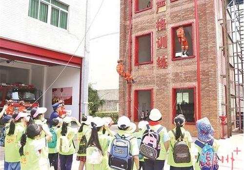 中国侨网小记者们观看消防员训练项目演示。 本报记者 庄园 摄 