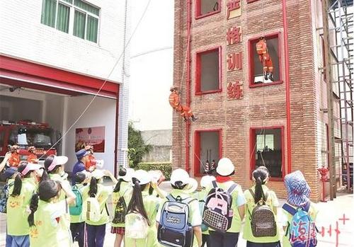 中国侨网小记者们观看消防员训练项目演示。 本报记者 庄园 摄