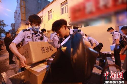 中国侨网北京警方破获兜售假冒知名品牌化妆品案。 北京警方供图
