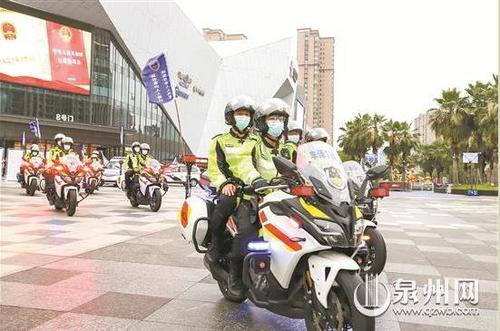 中国侨网反诈巡逻先锋队出发，开展踩街宣传。