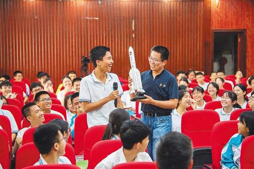 中国侨网近日,中国载人航天工程亲历者、西北工业大学教授苟秉宸和海南中学“钱学森班”学生进行航天知识互动。 本报记者 袁琛 摄