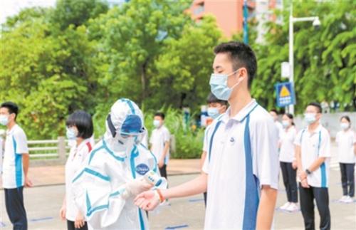 中国侨网顺德一中进行高考防疫工作演练。