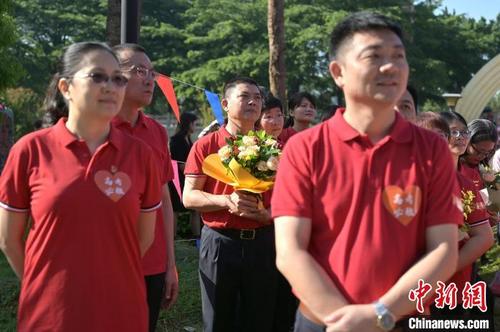 中国侨网图为一教师手持毕业学生所送的鲜花。 俞靖 摄