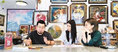 中国侨网图为郭巍(左)在“本然造物”金丝珐琅非遗传习馆向学员讲述掐丝要领。 邹金涛摄