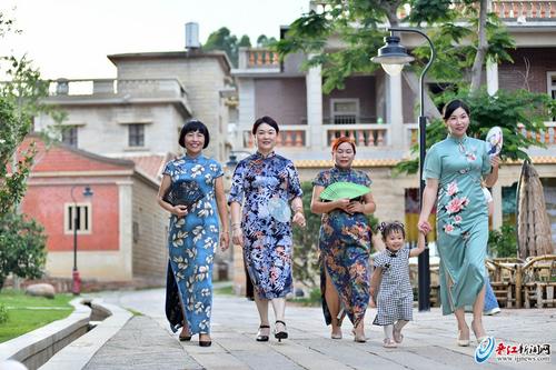 中国侨网图为昨日（6月10日），晋江市举办“闲逸闽侨，慢品梧林”暨青普文化行馆·晋江梧林开业仪式媒体接待日活动，来自全国各地的媒体记者走进梧林，进行艺文体验，游览传统村落。图为旗袍换装体验活动。 （晋江新闻网 记者陈巧玲/摄）