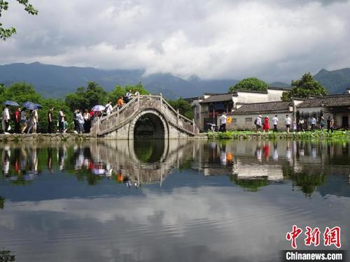 中国侨网黟县宏村景区久雨渐晴,湖光山色,夏景如画。 吴寿宜 摄