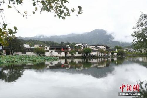 中国侨网资料图：游客在“画里乡村”安徽省黄山市黟县宏村参观。 中新社记者 满会乔 摄