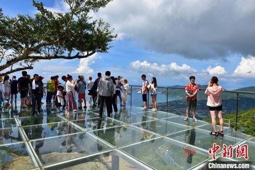 中国侨网端午假期游人漫步在三亚亚龙湾热带天堂森林旅游区。 黄庆优 摄