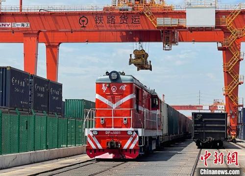 中国侨网6月16日,浙江第1000列中欧班列从义乌西站鸣笛启程。 陆磊 摄