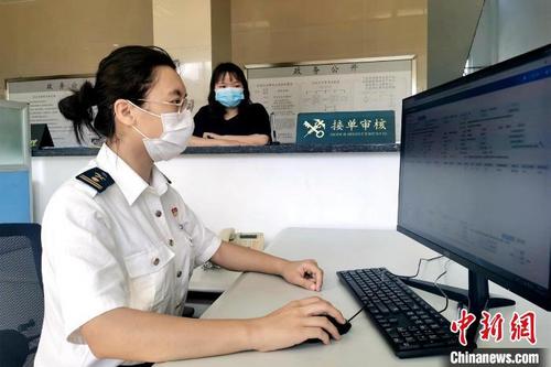 中国侨网泉州海关接受晋江鞋纺城市场采购试点出口货物申报。 何丽玲 摄