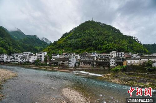 中国侨网红色古镇浙江遂昌王村口。 范宇斌 摄