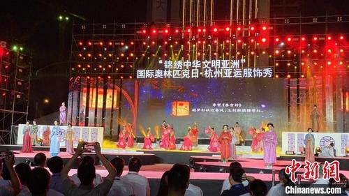 中国侨网服饰秀现场。 钱晨菲　摄
