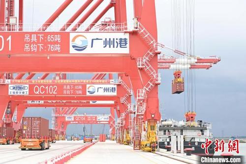中国侨网粤港澳大湾区首个全自动化码头实船联调成功 陈骥旻 摄