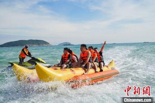 中国侨网万宁石梅湾国际游艇会海上运动项目。　寰球拓海供图
